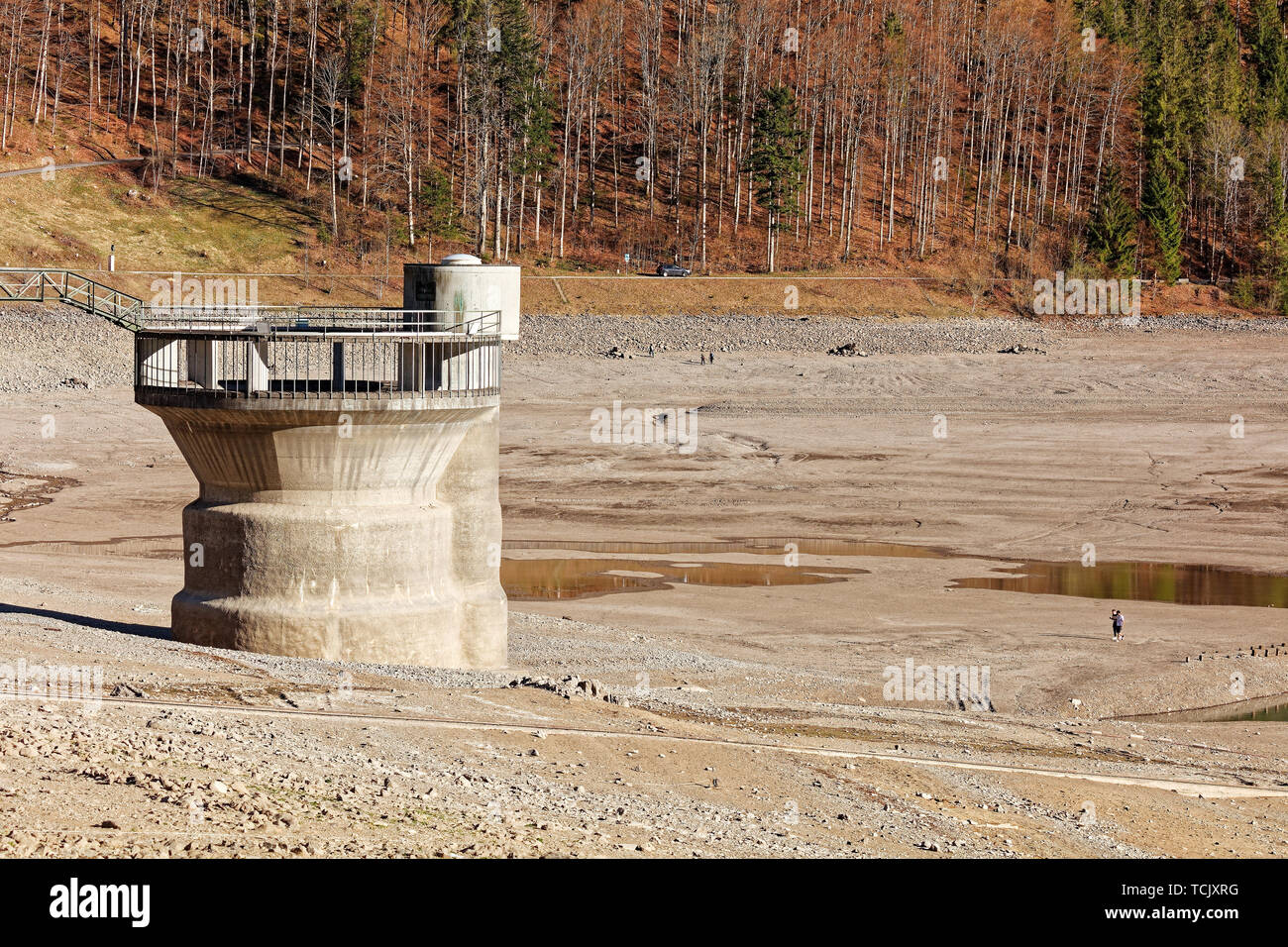 Les gens qui marchent sur les bas du lac Klöntal Klöntalersee (Kloental en vallée) - Seerüti Seerueti), Schwytz (Alpes, canton Glaris, Suisse Banque D'Images