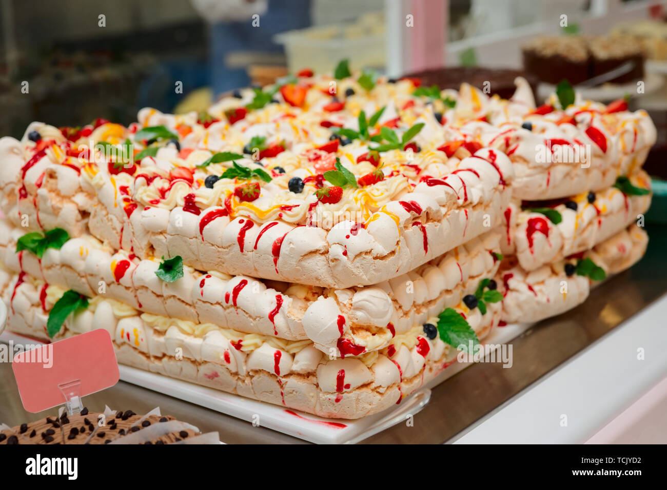 Gros Gateau A La Meringue Dans Une Patisserie Photo Stock Alamy