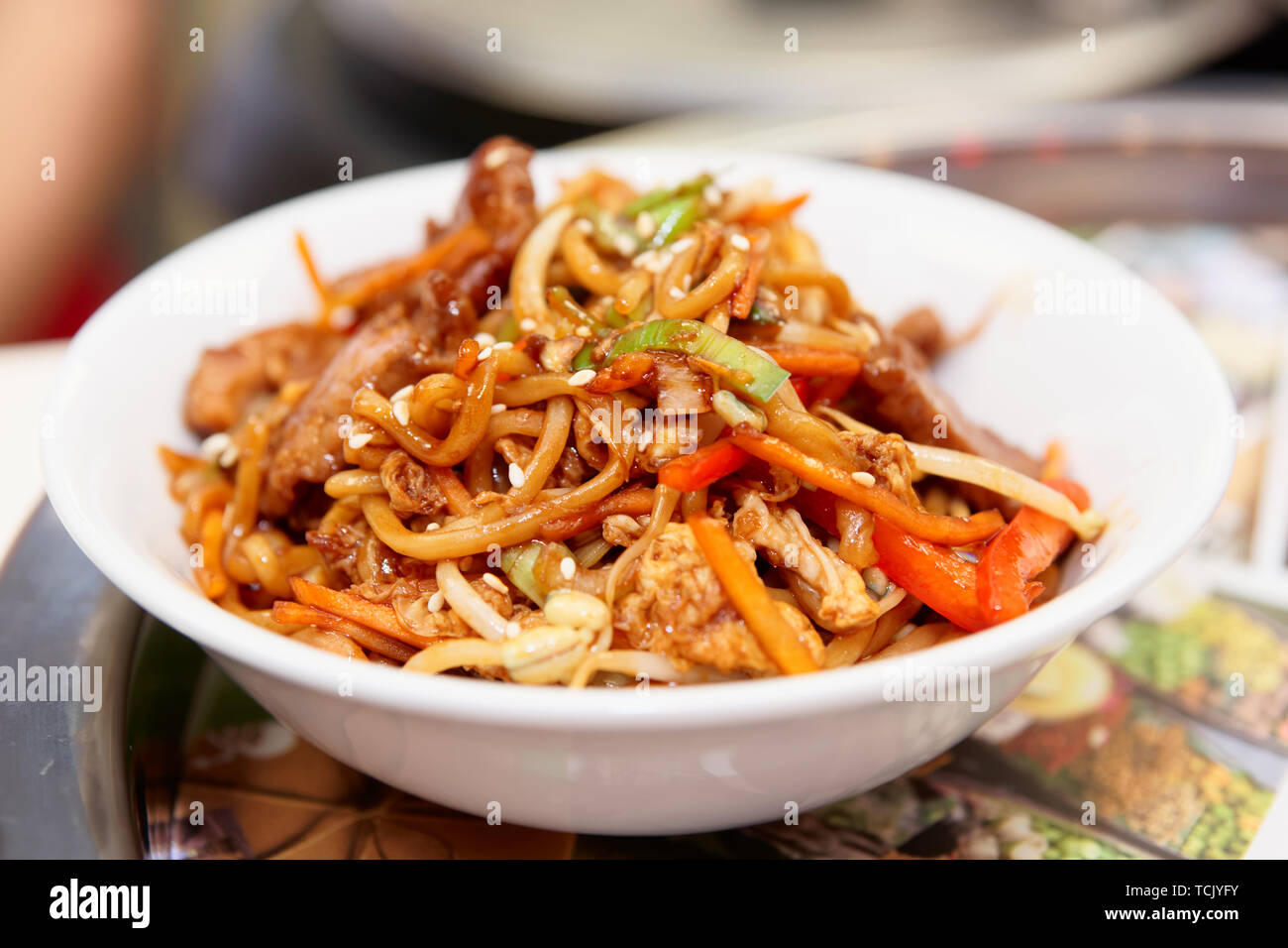 Germes de soja avec des nouilles et des légumes cuits au wok, cuisine asiatique typique Banque D'Images