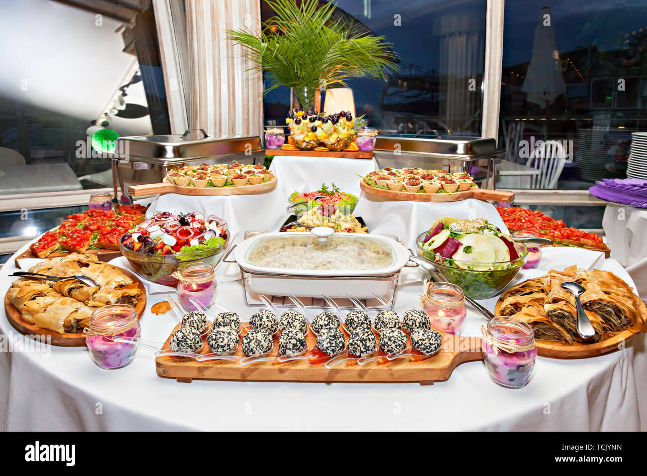 Mezze International Spread - Variété de parti organisé finger food - buffet  froid Photo Stock - Alamy