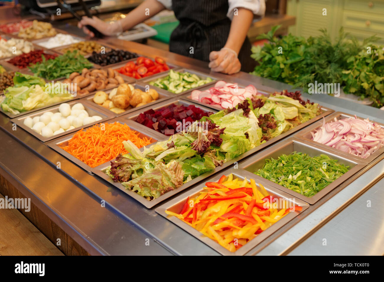 Bar à salade avec des légumes frais et divers autres aliments Banque D'Images