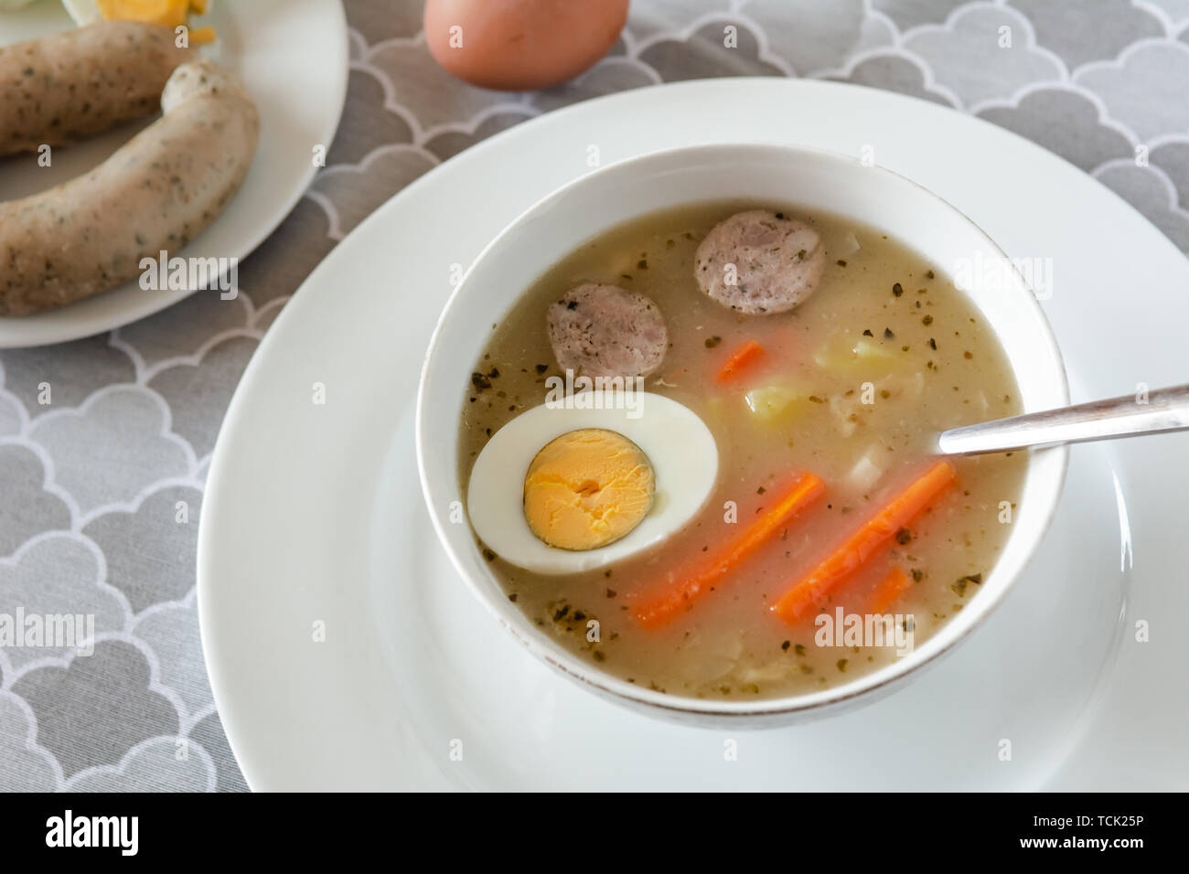 Soupe Zurek polonais traditionnel avec saucisse blanche et l'oeuf. Banque D'Images