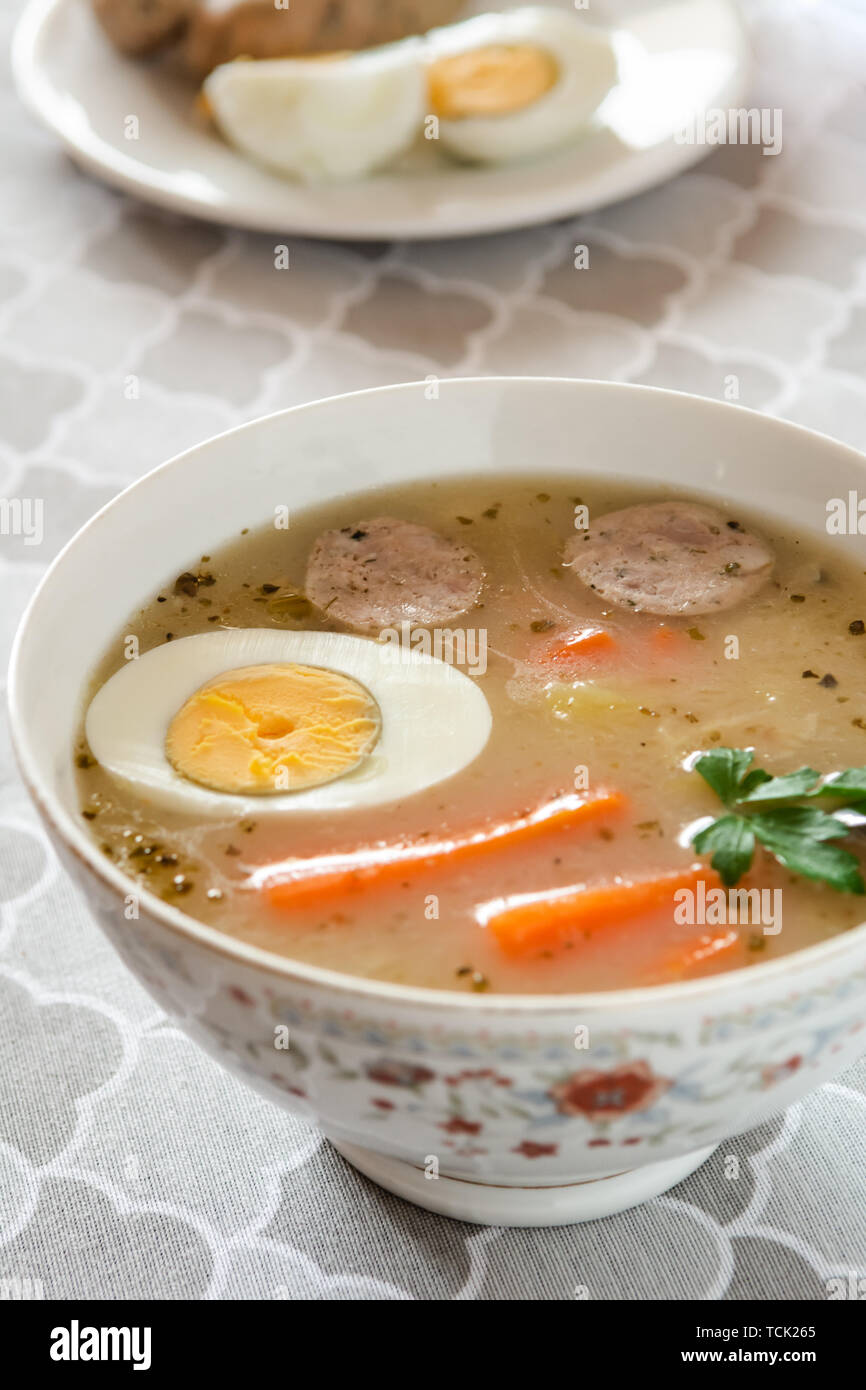 Soupe Zurek polonais traditionnel avec saucisse blanche et l'oeuf. Banque D'Images