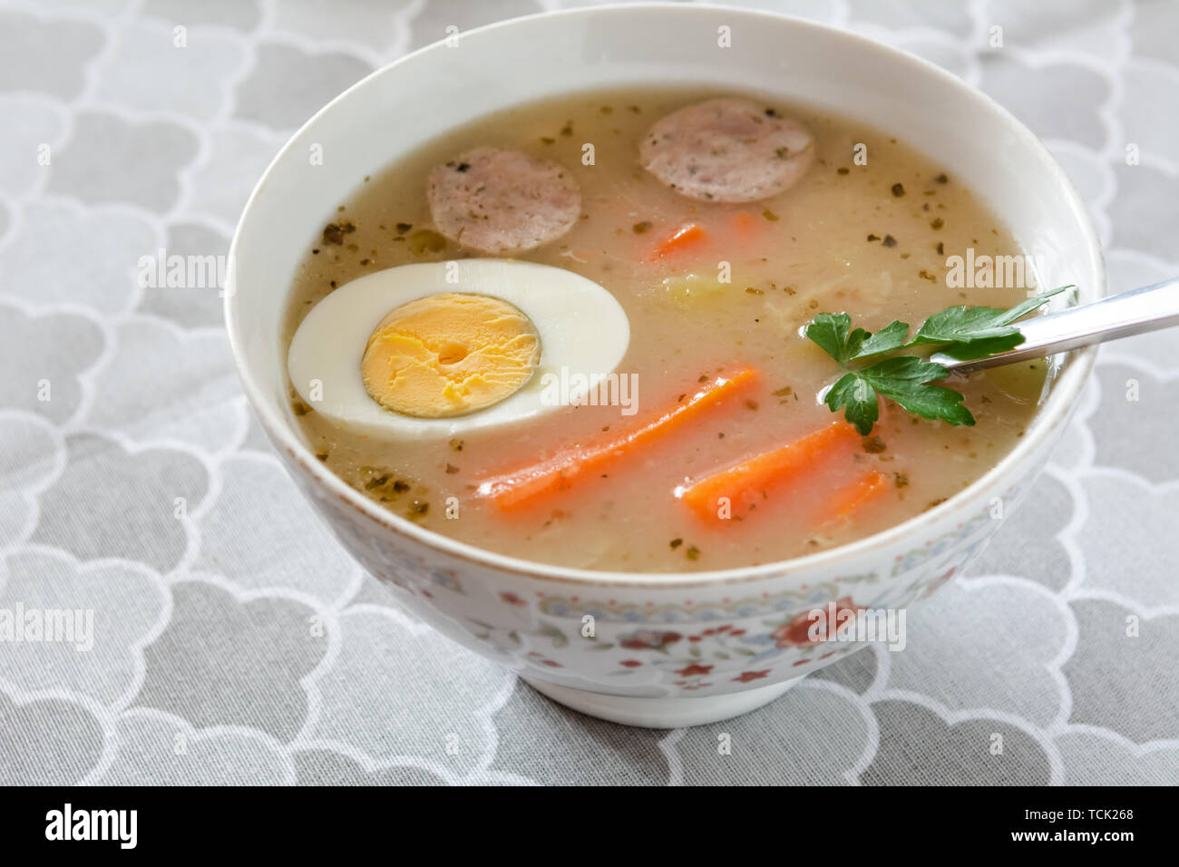 Soupe Zurek polonais traditionnel avec saucisse blanche et l'oeuf. Banque D'Images