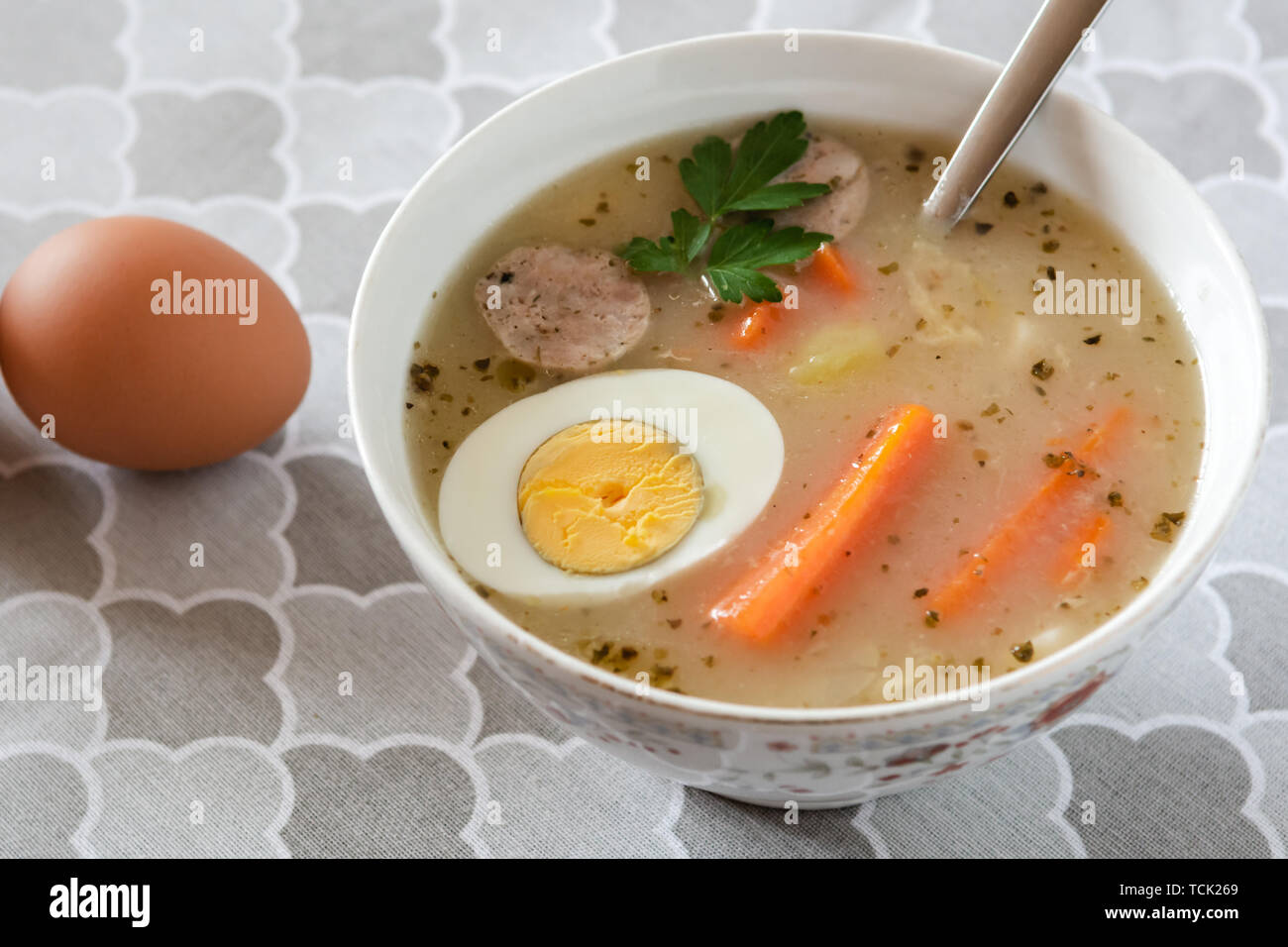 Soupe Zurek polonais traditionnel avec saucisse blanche et l'oeuf. Banque D'Images