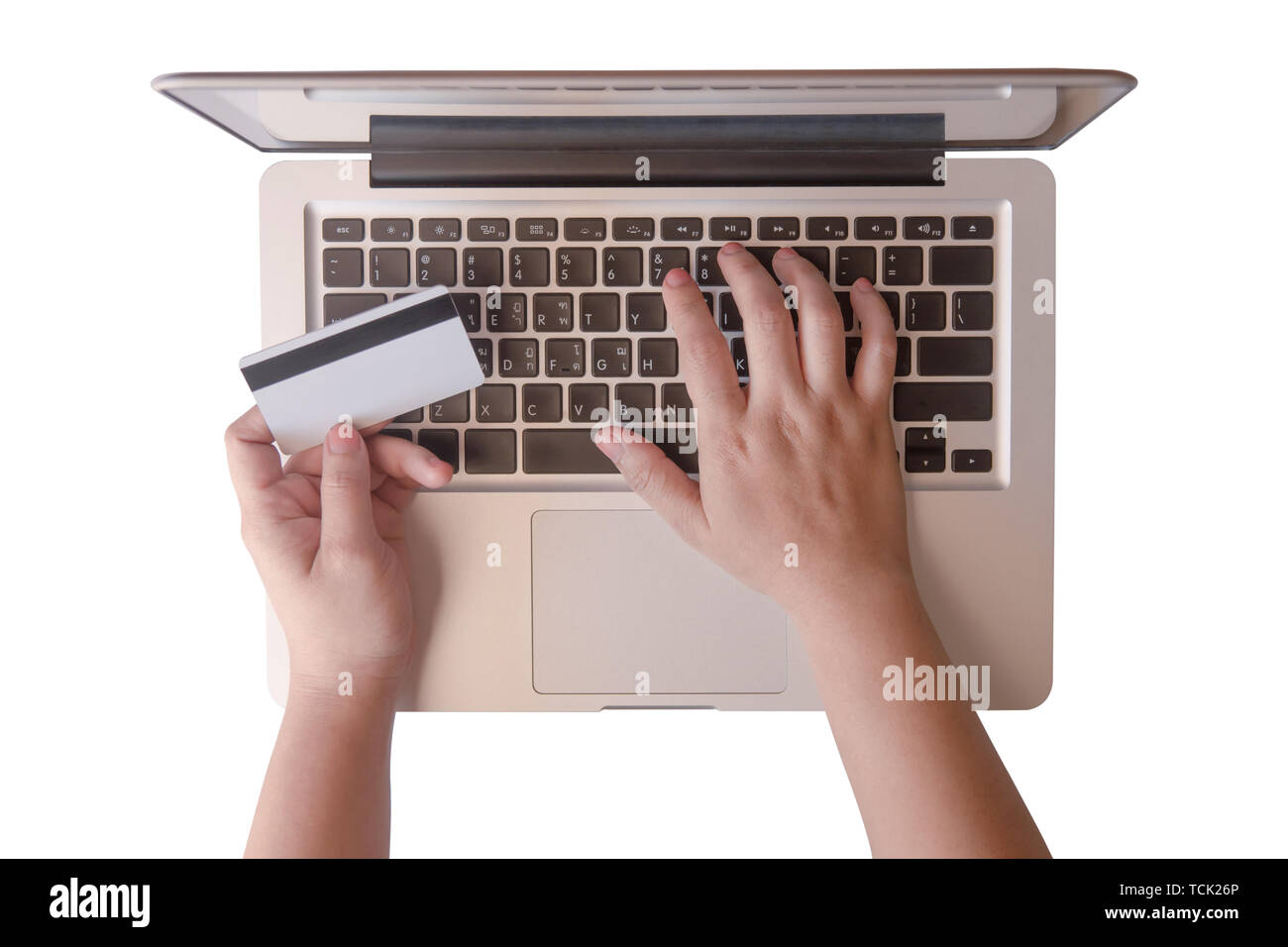 Woman holding credit card et l'utilisation de l'ordinateur portable en ligne. Paiement en ligne, achats en ligne isolé sur fond blanc avec clipping path Banque D'Images