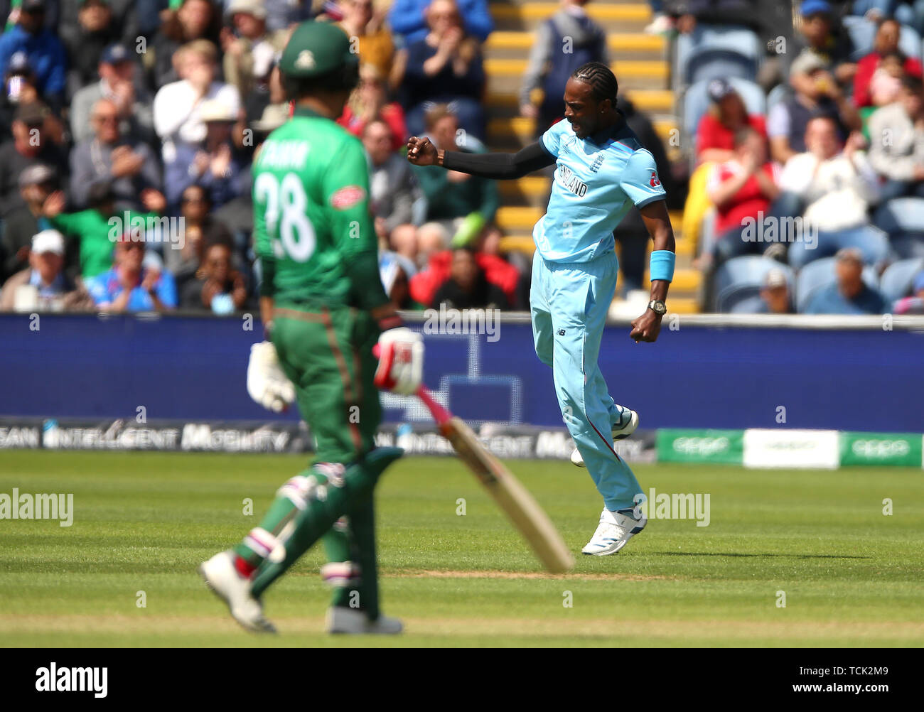 L'Angleterre Jofra Archer (à droite) célèbre bowling hors du Bangladesh Soumya Sarkar au cours de l'ICC Cricket World Cup Match à la phase de groupes du pays de Galles Cardiff Stadium. Banque D'Images