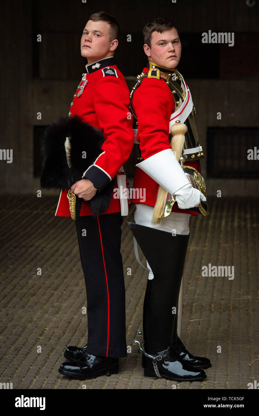 Guardsman Thomas Dell des Grenadier Guards (à gauche) et son frère jumeau Trooper Ben Dell de la Household Cavalry, qui participent tous deux à la parade la cérémonie des couleurs le 8 juin, qui marque la reine Elizabeth II, anniversaire officiel. Banque D'Images