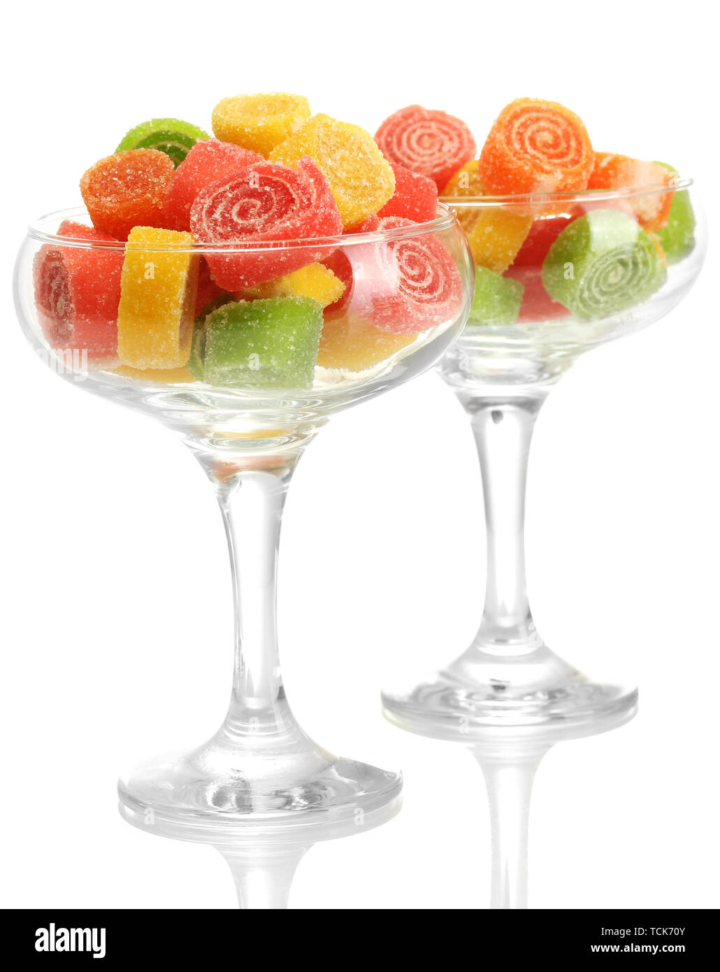 Bonbons jelly dans la région de verres à cocktail isolated on white Banque D'Images