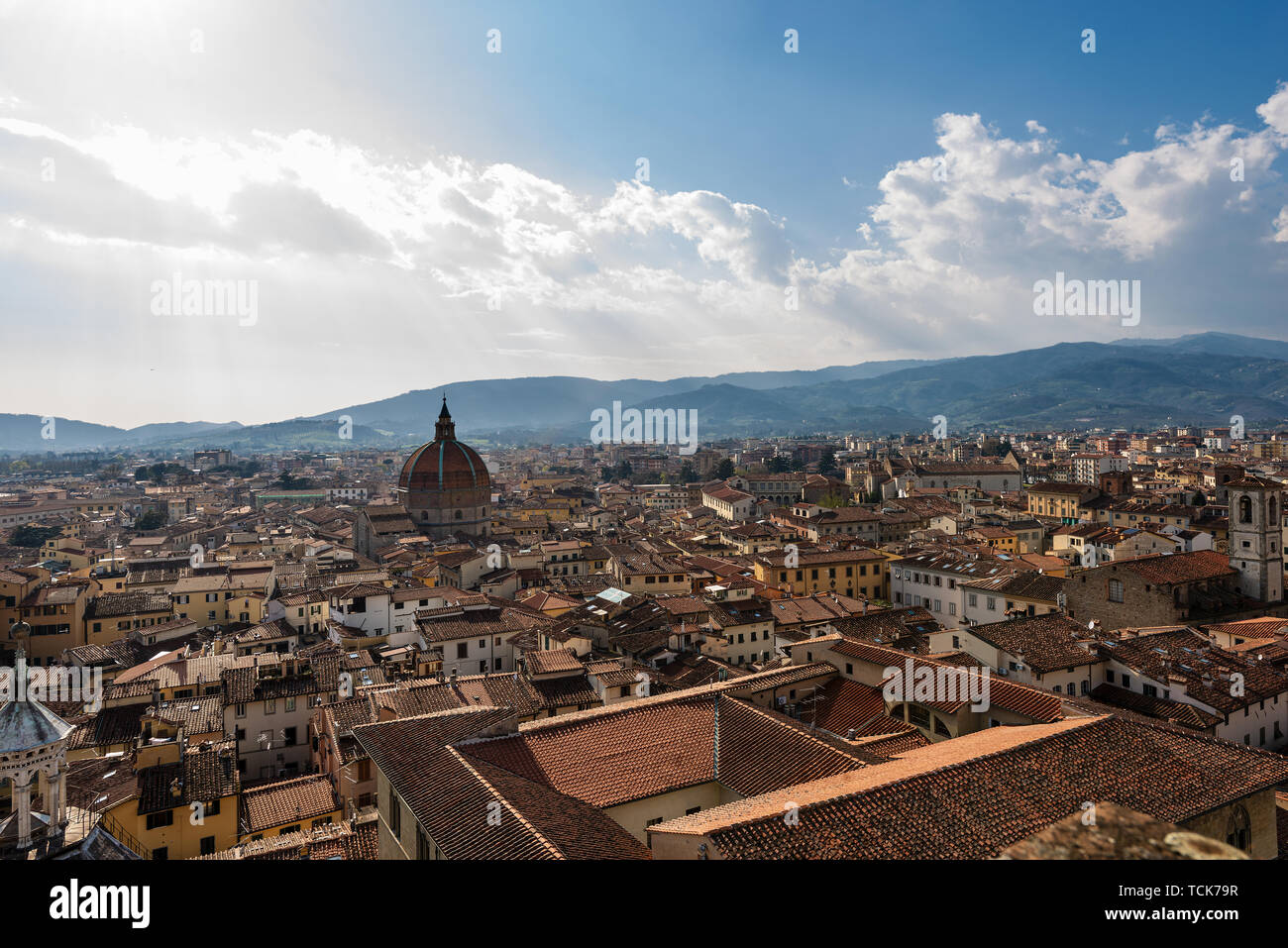 Vue aérienne de la ville de Pistoia de la cathédrale clocher. Pistoia, Toscane, Italie, Europe Banque D'Images