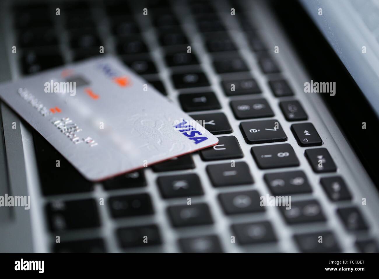 Carte de crédit Visa sur un clavier d'un ordinateur, symbole photo online shopping, France Banque D'Images