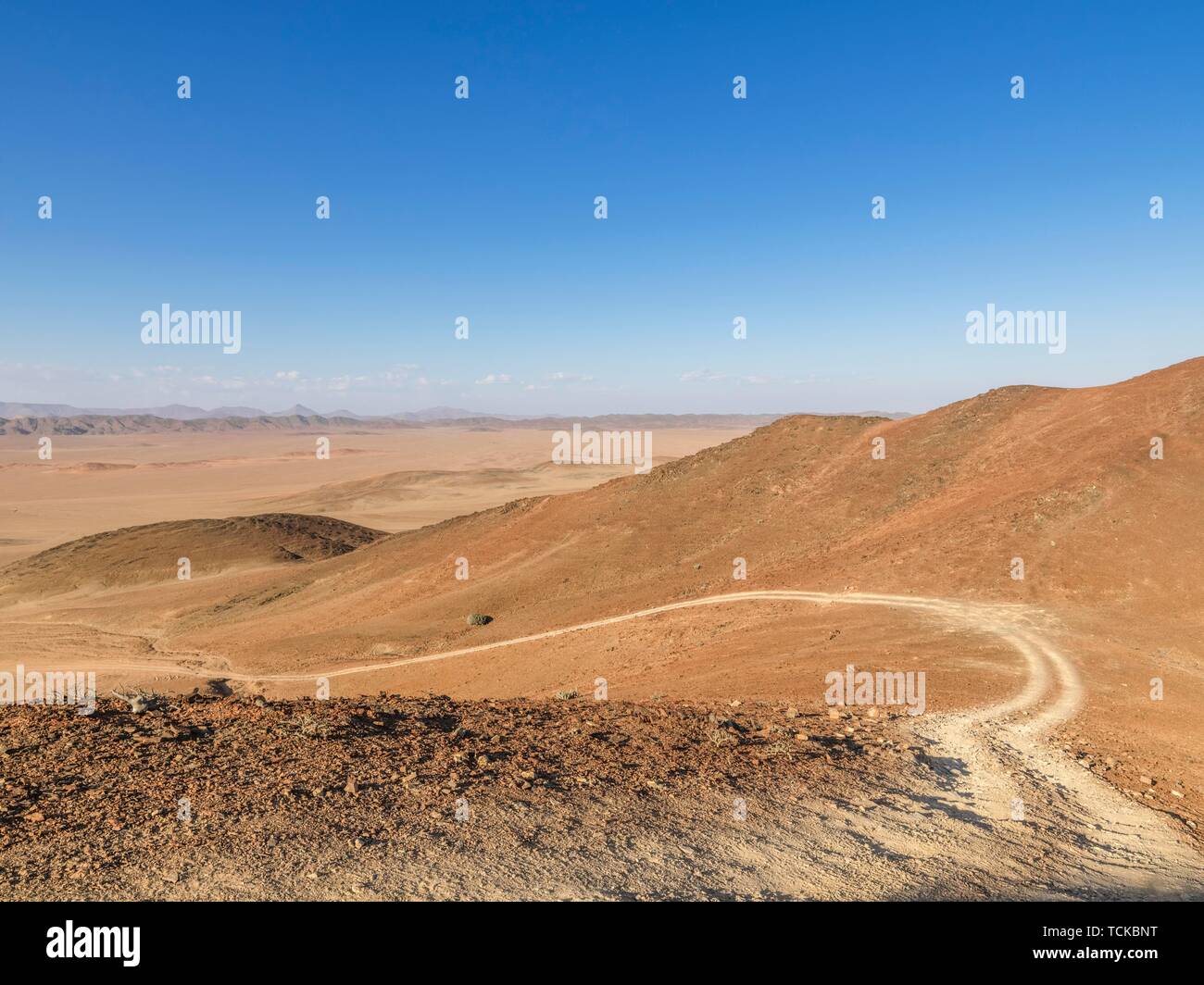 Piste de gravier à travers désert, Namibie, Kaokoveld Banque D'Images
