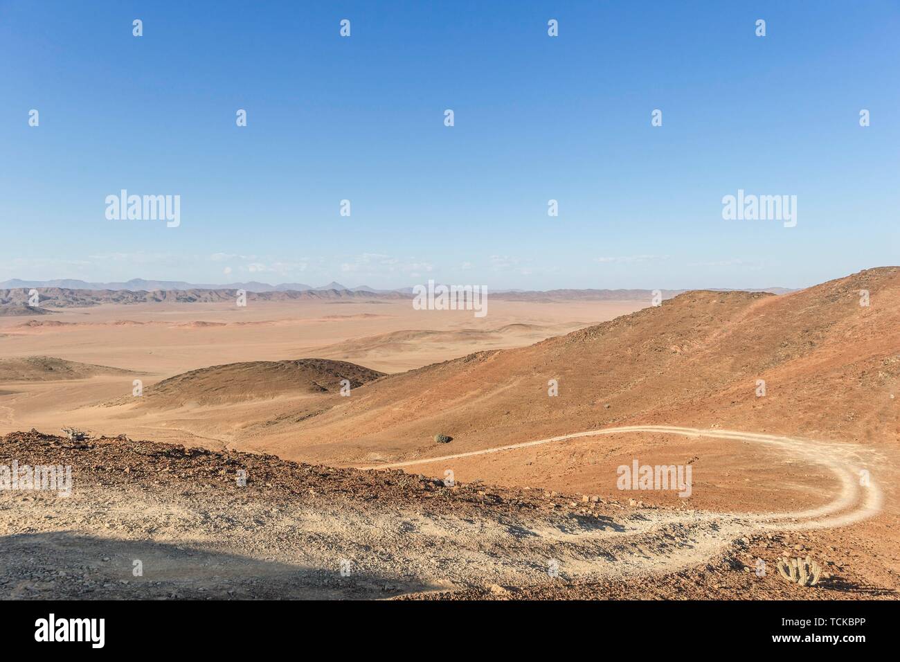 Piste de gravier à travers désert, Namibie, Kaokoveld Banque D'Images