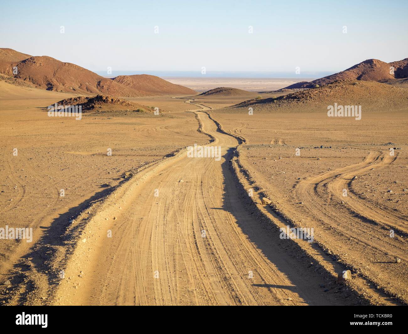 Piste de sable à travers désert, Namibie, Kaokoveld Banque D'Images