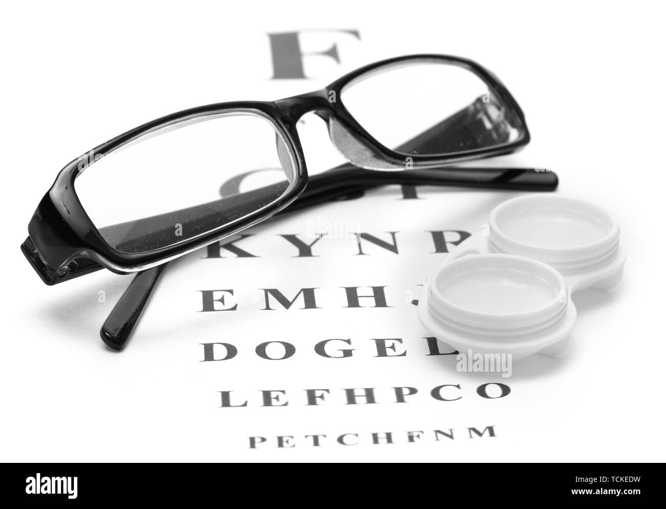 Lunettes et verres de contact dans des conteneurs, sur l'échelle Snellen eye fond du graphique Banque D'Images