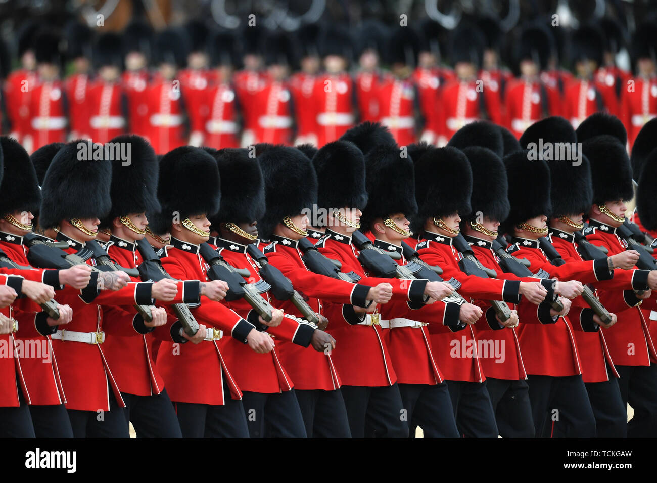 Vue générale de la parade la couleur cérémonie à Horse Guards Parade dans le centre de Londres, comme la Reine célèbre son anniversaire officiel. Banque D'Images