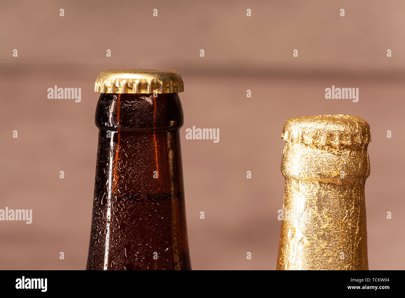 Une bouteille de bière blonde et une bouteille de bière ambrée Banque D'Images