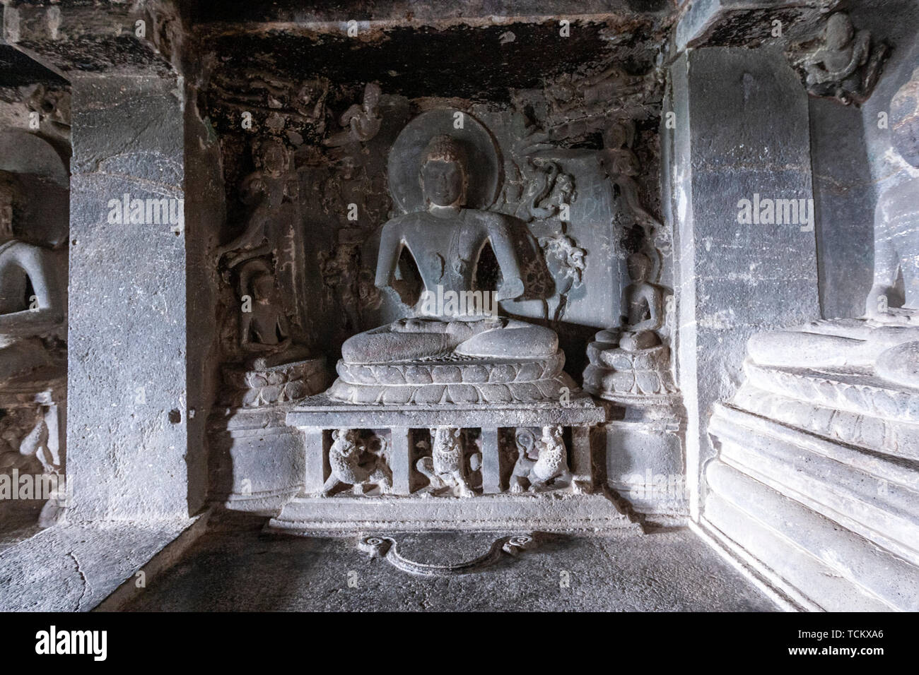 Cave 12, trois étages du monastère Mahayana caves avec les idoles, les grottes d'Ellora, rock-cut temple-monastère, Inde Banque D'Images