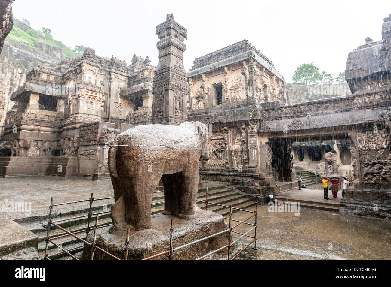 Sculpté ton pilier, le Kailāśa : Cave temple 16, les grottes d'Ellora, rock-cut temple-monastère, Aurangabad grottes du Maharashtra, en Inde. Banque D'Images