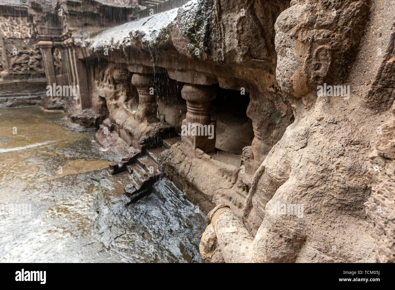 Statue en pierre sculptée dans le Kailāśa : Cave temple 16, les grottes d'Ellora, rock-cut temple-monastère, Aurangabad grottes du Maharashtra, en Inde. Banque D'Images