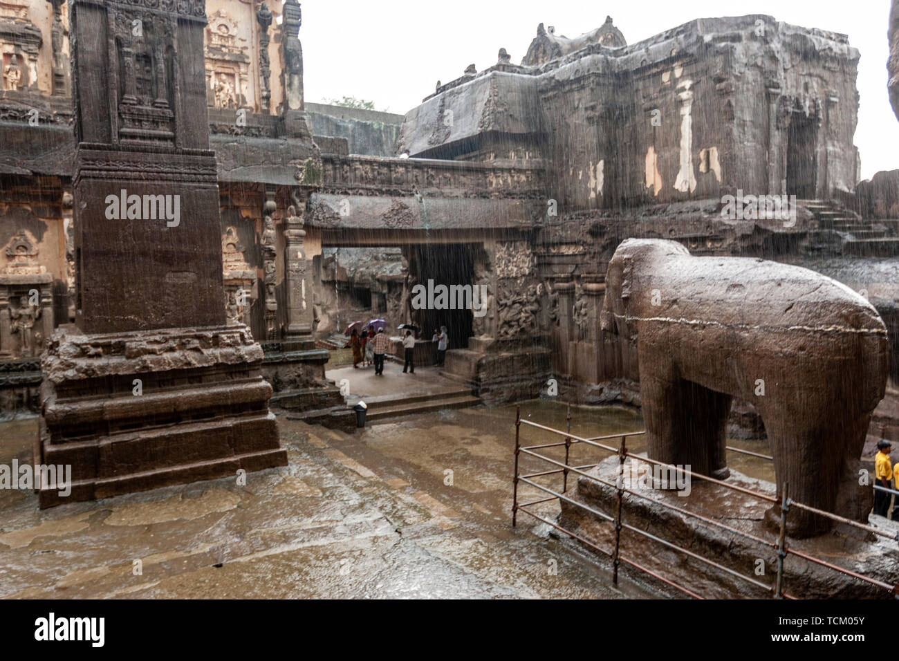 Sculpté ton pilier, le Kailāśa : Cave temple 16, les grottes d'Ellora, rock-cut temple-monastère, Aurangabad grottes du Maharashtra, en Inde. Banque D'Images