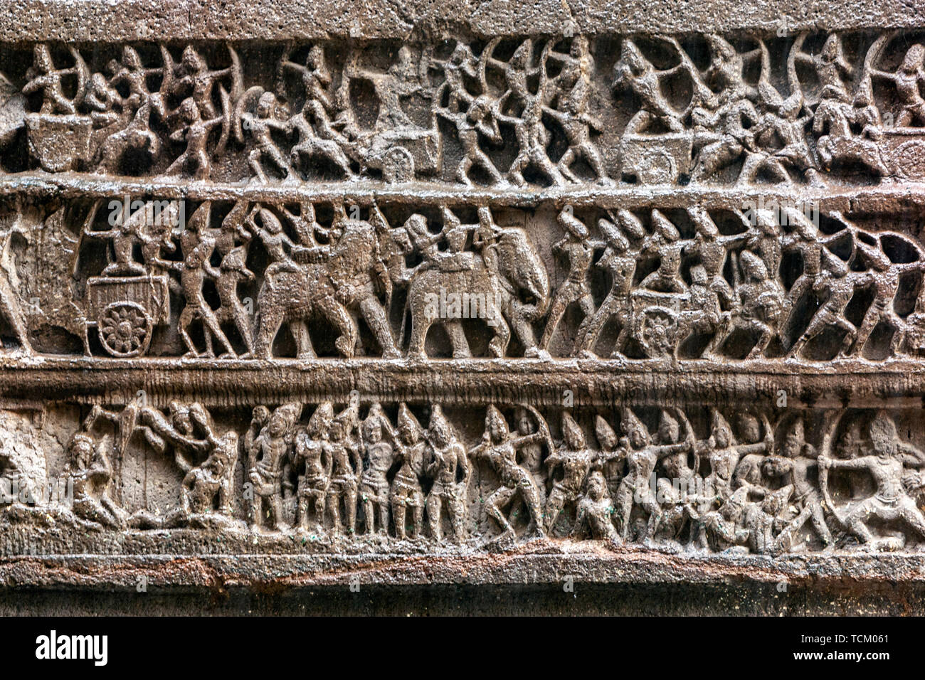 Éléphant Sculpté en pierre bataille dans le Kailāśa mars : Cave temple 16, les grottes d'Ellora, rock-cut temple-monastère, Aurangabad Maharashtra, Inde. Banque D'Images