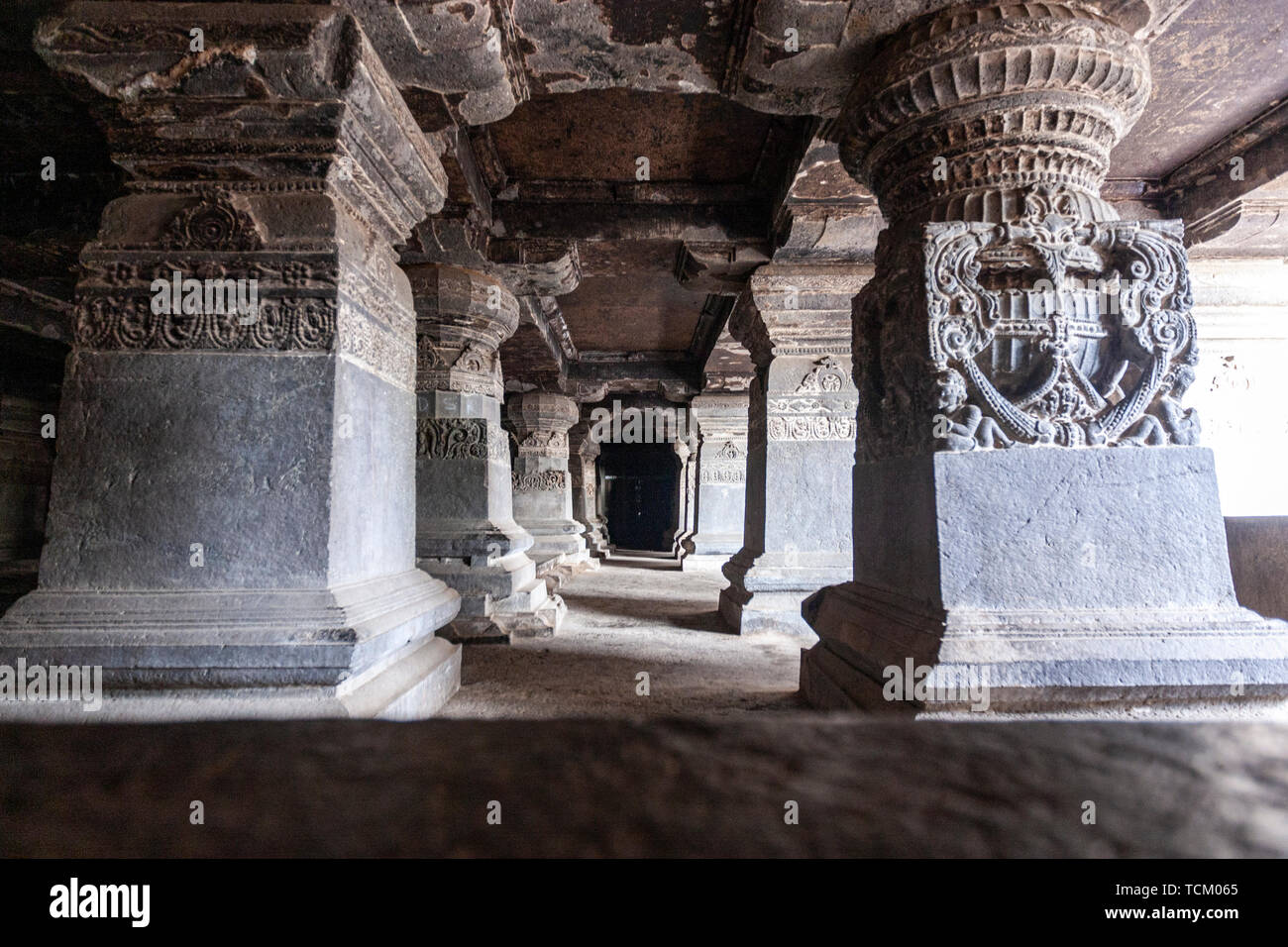 Les colonnes en pierre sculptée dans le Kailāśa : Cave temple 16, les grottes d'Ellora, rock-cut temple-monastère, Aurangabad grottes du Maharashtra, en Inde. Banque D'Images