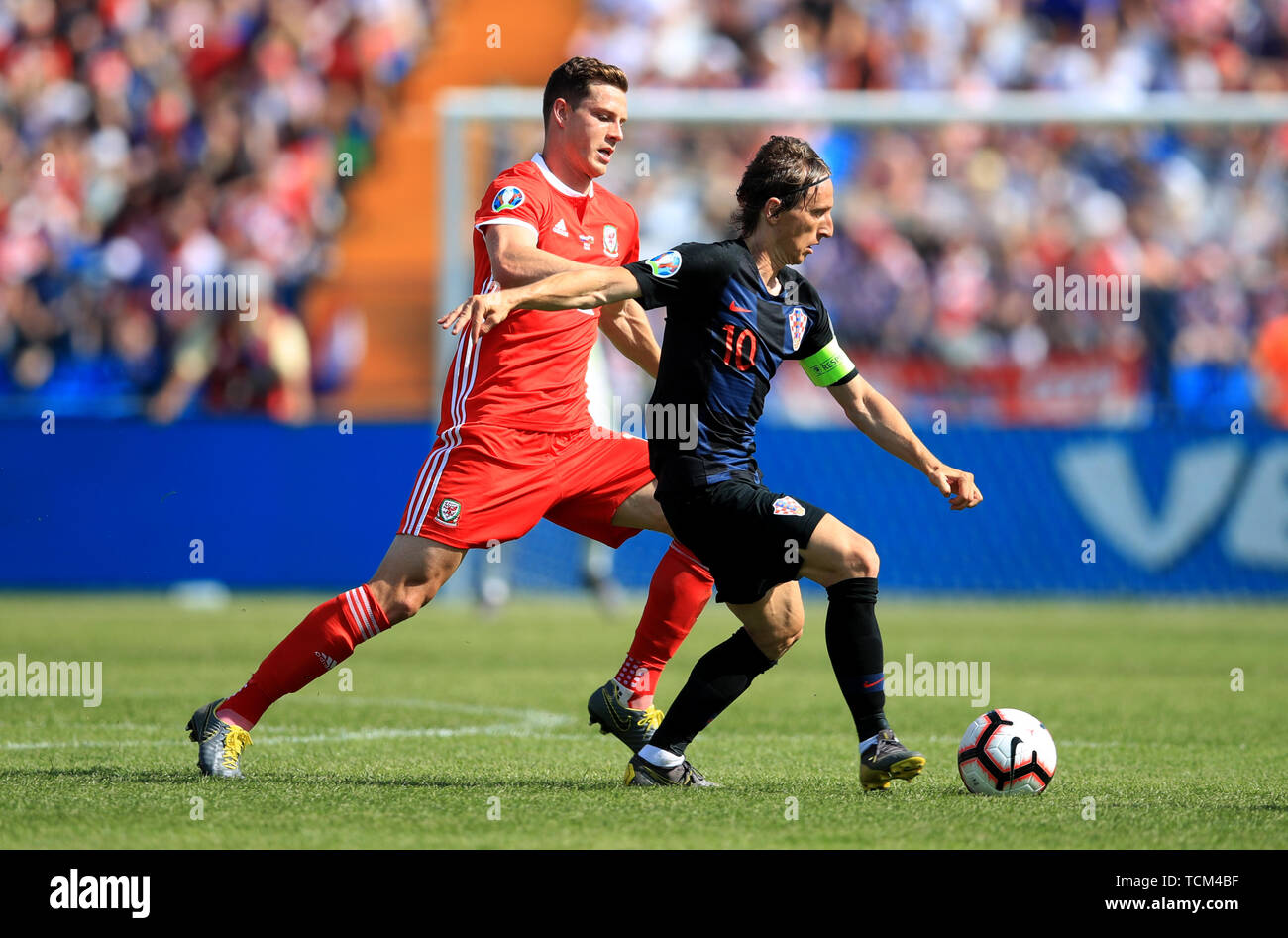 Pays de Galles' James Lawrence et la Croatie, Luka Modric bataille pour la balle durant l'UEFA Euro 2020, Groupe e match de qualification au Stadion Gratski Vrt, Osijek. Banque D'Images