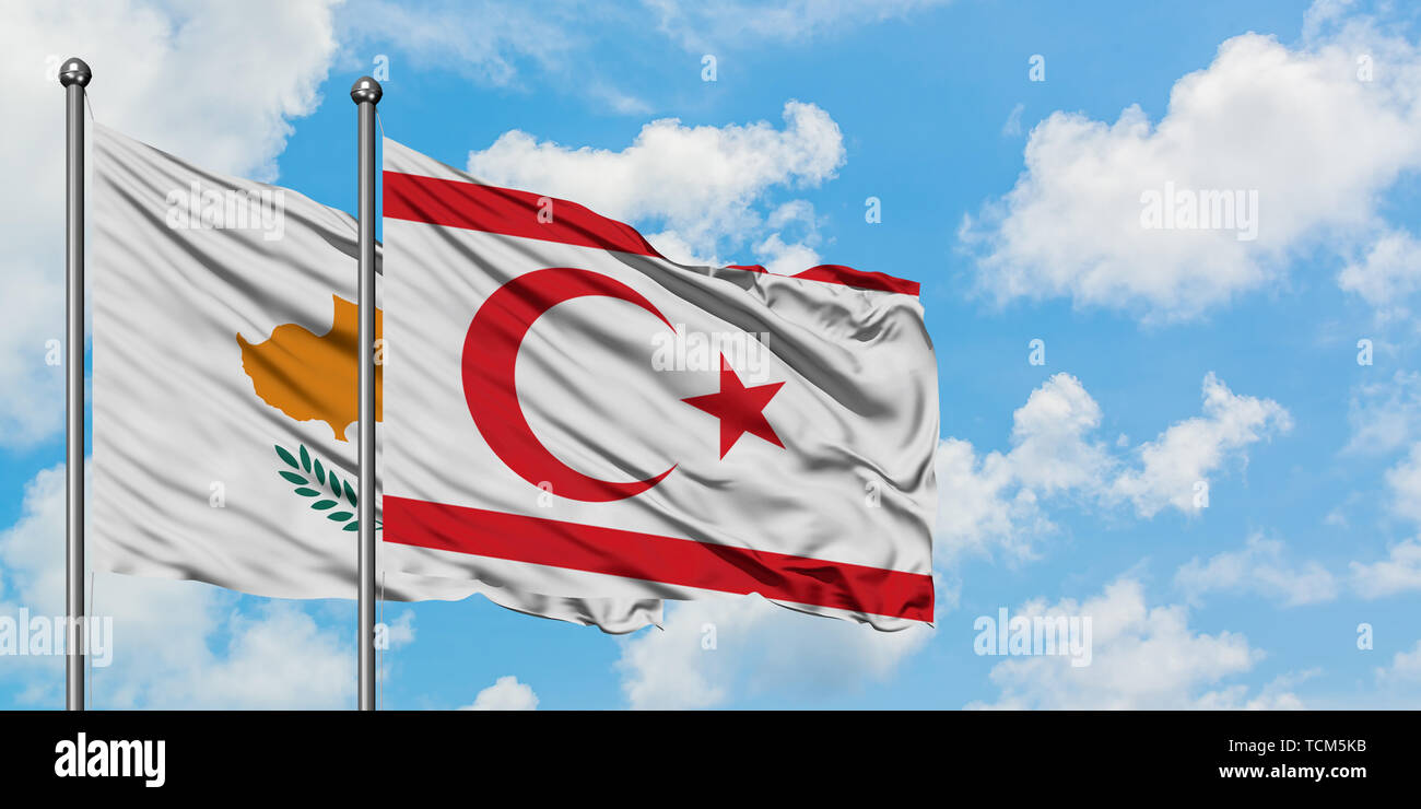 Chypre Chypre du Nord et dans le vent de brandir le drapeau blanc contre ciel bleu nuageux ensemble. Concept de diplomatie, de relations internationales. Banque D'Images