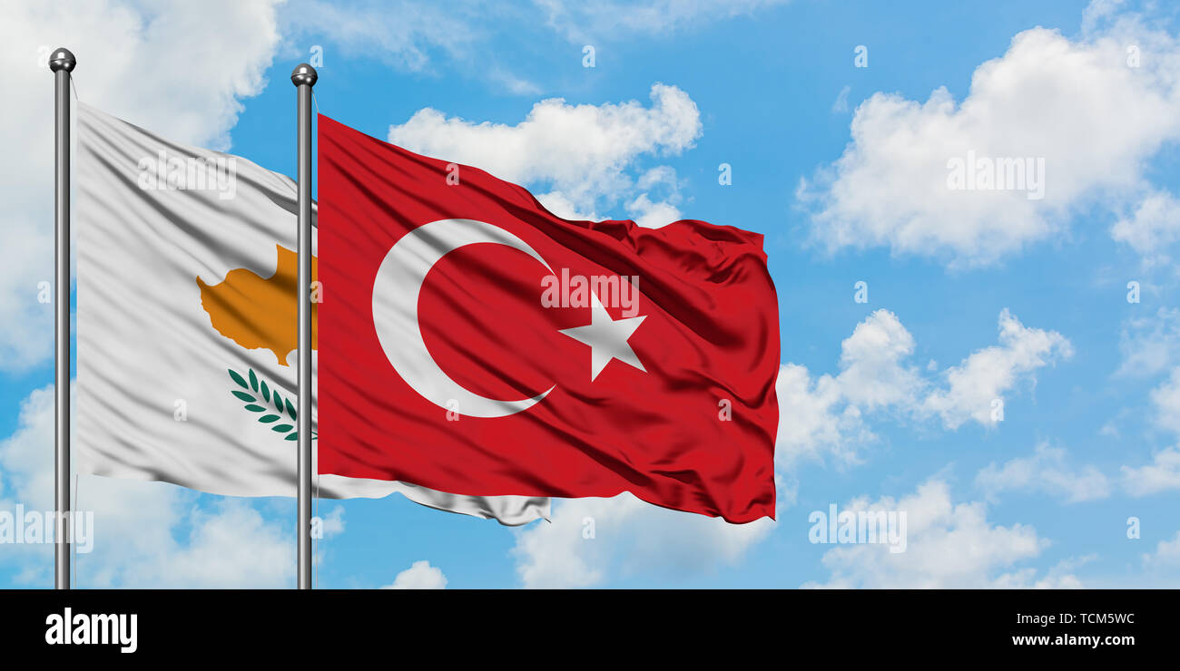 Chypre et de brandir le drapeau de la Turquie dans le vent contre ciel bleu nuageux blanc ensemble. Concept de diplomatie, de relations internationales. Banque D'Images