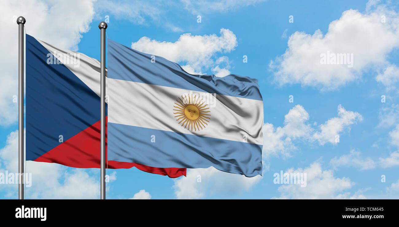 République tchèque et l'Argentine drapeaux dans le vent contre ciel bleu nuageux blanc ensemble. Concept de diplomatie, de relations internationales. Banque D'Images
