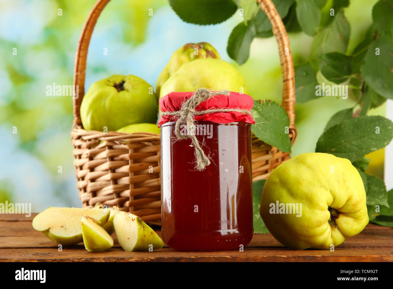 Confiture de coings et de pommes dans un bocal avec des fruits Banque