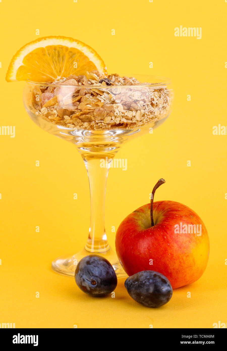 Poumons en vase pour desserts muesli aux fruits sur fond jaune Banque D'Images