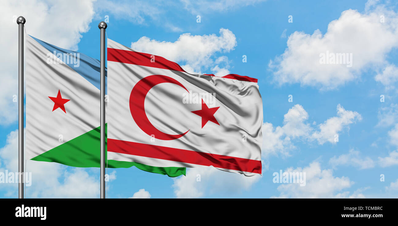 Djibouti et le nord de Chypre drapeaux dans le vent contre ciel bleu nuageux blanc ensemble. Concept de diplomatie, de relations internationales. Banque D'Images