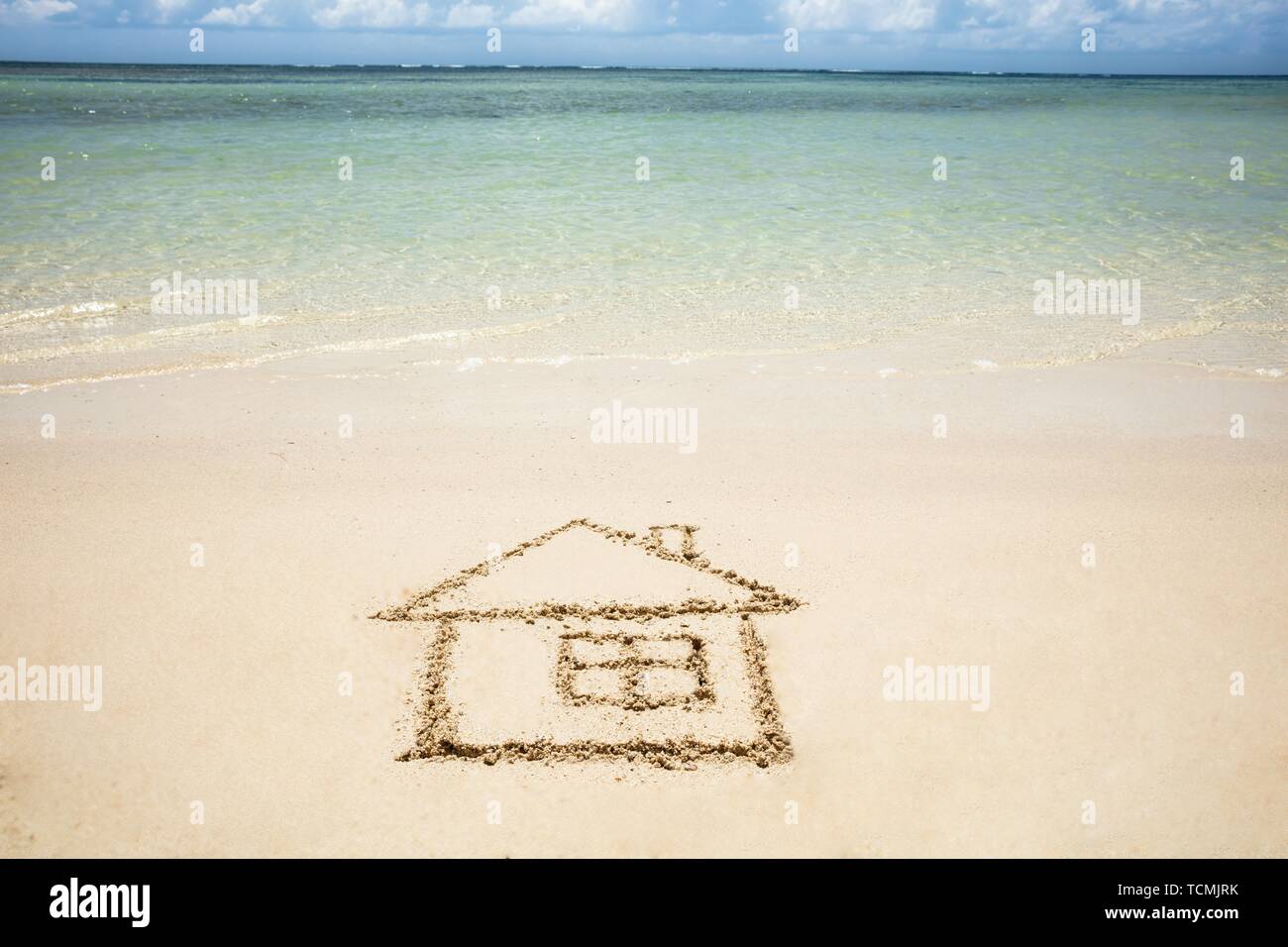 Close-up of Hand Drawn maison près de la mer sur la plage idyllique Banque D'Images