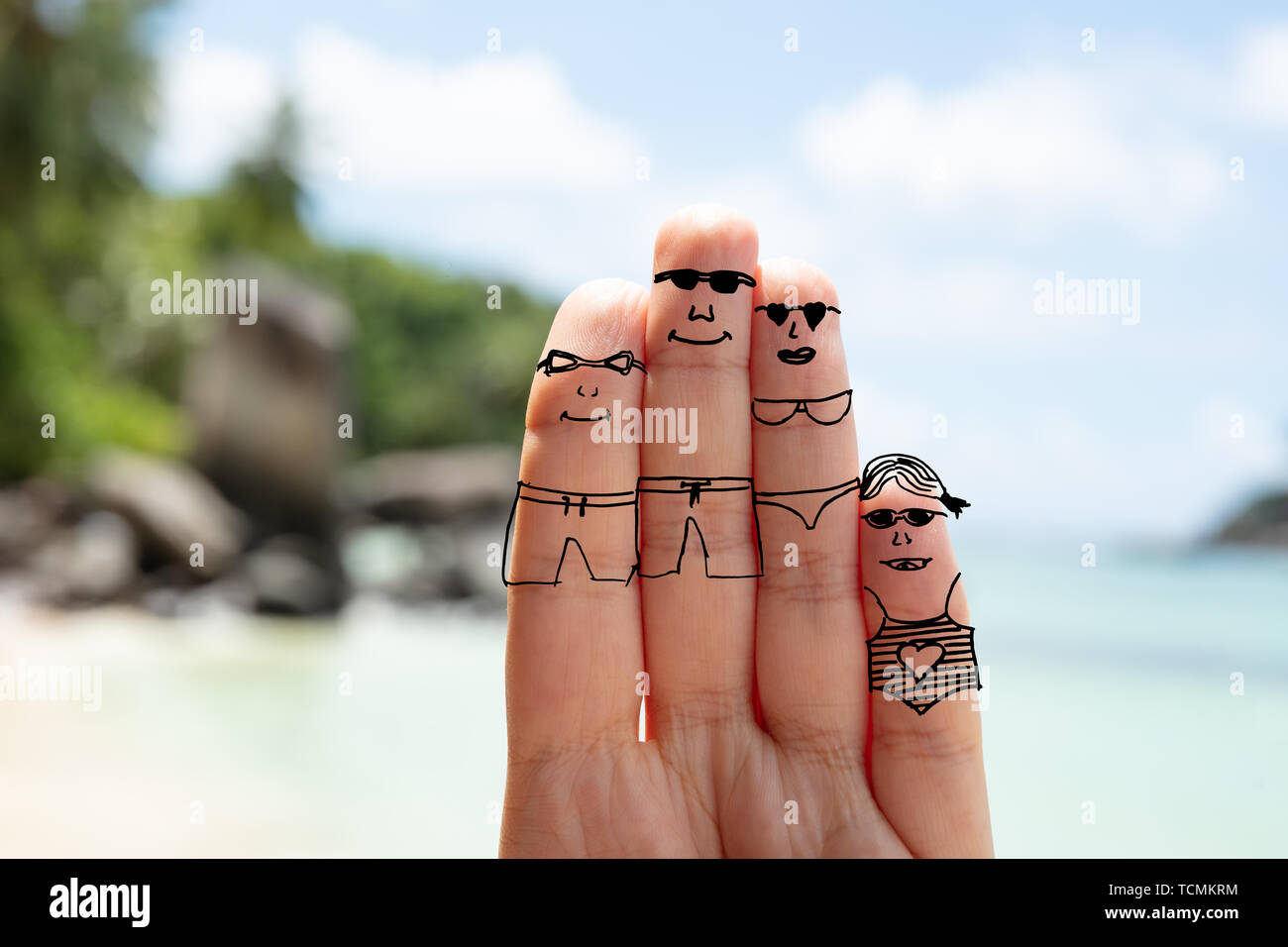 Close-up of Family Faces tirées sur les doigts à l'extérieur Banque D'Images