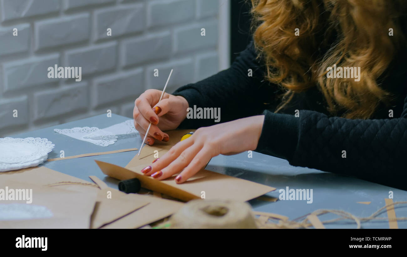 Femme d'intérieur, décorateur professionnel travaillant avec le papier kraft Banque D'Images