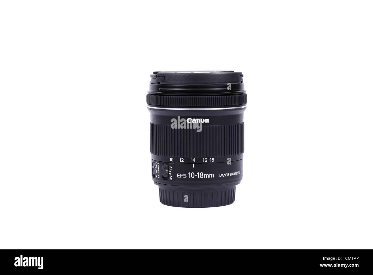 Kiev, UKRAINE - 28 février 2016 : Canon 10-18mm f 4.5-5.6 EF-S est l'objectif de la STM. Canon Inc. est une société multinationale japonaise spécialisée dans l'homme Banque D'Images