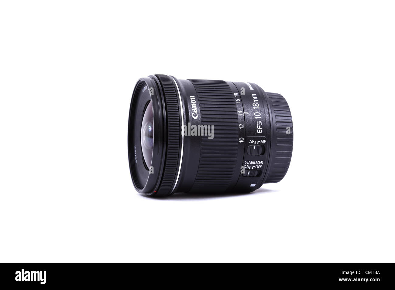 Kiev, UKRAINE - 28 février 2016 : Canon 10-18mm f 4.5-5.6 EF-S est l'objectif de la STM. Canon Inc. est une société multinationale japonaise spécialisée dans l'homme Banque D'Images