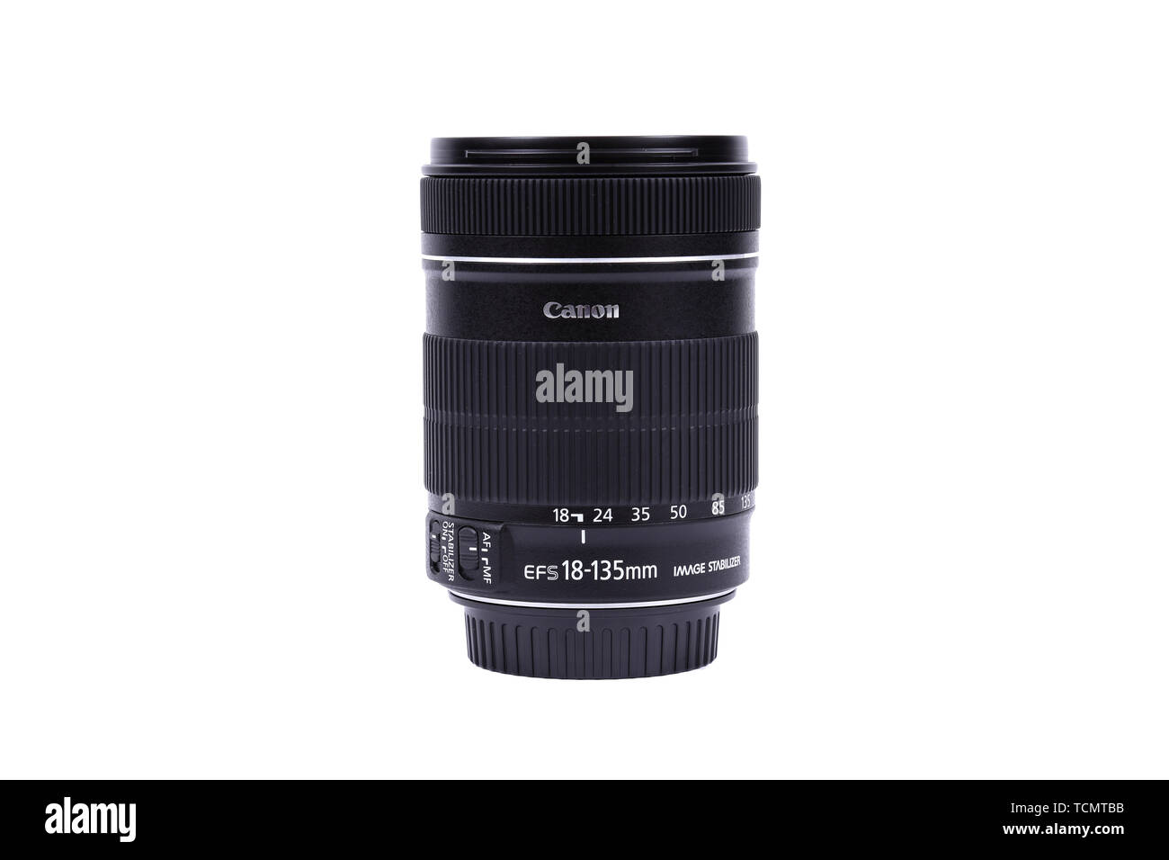 Kiev, UKRAINE - 28 février 2016 : Canon 18-135 mm f 3.5-5.6 EF-S est l'objectif. Canon Inc. est une société multinationale japonaise spécialisée dans la manufa Banque D'Images