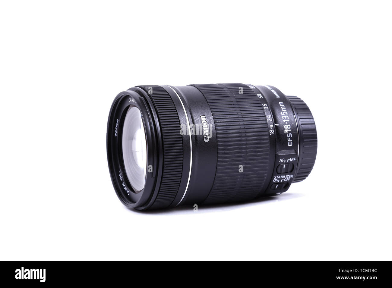 Kiev, UKRAINE - 28 février 2016 : Canon 18-135 mm f 3.5-5.6 EF-S est l'objectif. Canon Inc. est une société multinationale japonaise spécialisée dans la manufa Banque D'Images