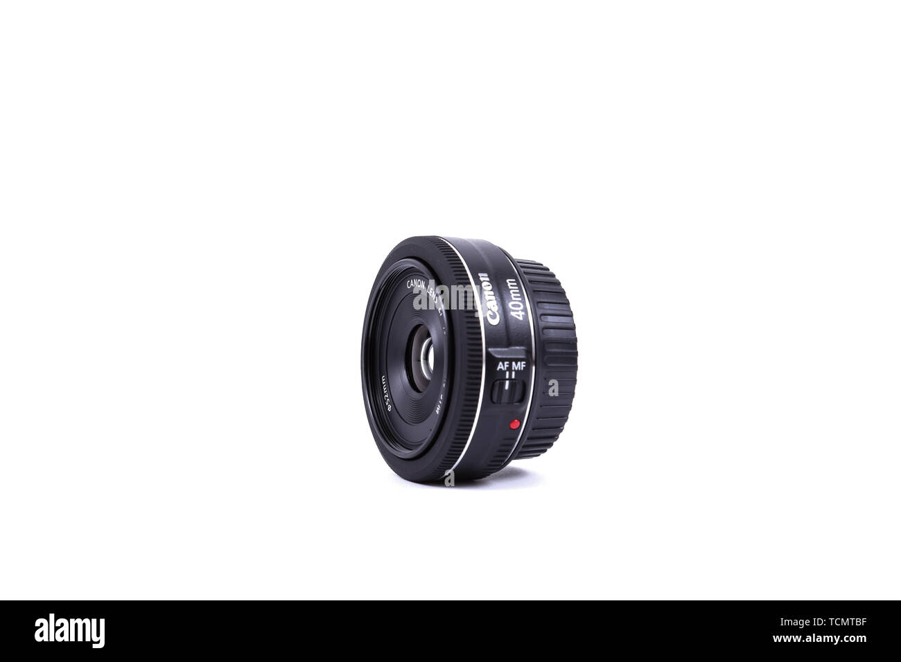 Kiev, UKRAINE - 28 février 2016 : Canon EF 40mm f 2,8 Lentille STM. Canon Inc. est une société multinationale japonaise spécialisée dans la fabrication de Banque D'Images