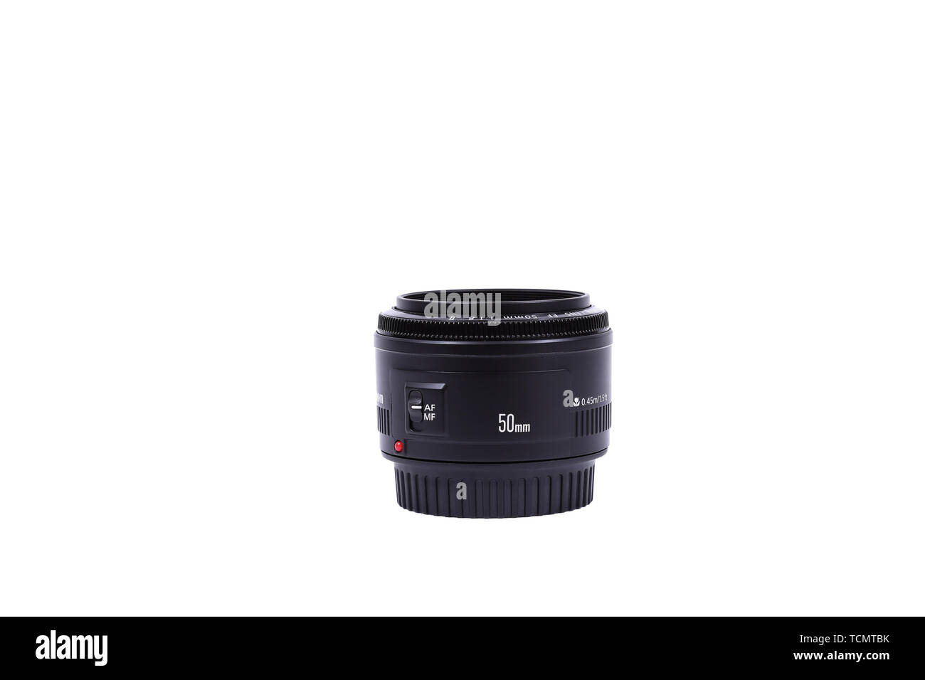 Kiev, UKRAINE - 28 février 2016 : Canon EF 50mm f 1.8 II Objectif. Canon Inc. est une société multinationale japonaise spécialisée dans la fabrication d'i Banque D'Images