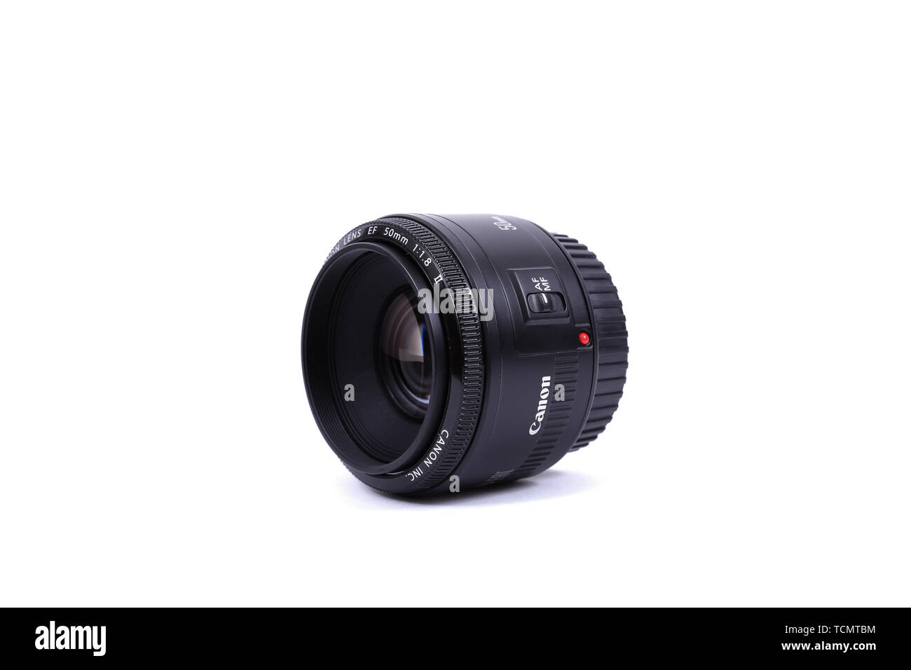 Kiev, UKRAINE - 28 février 2016 : Canon EF 50mm f 1.8 II Objectif. Canon Inc. est une société multinationale japonaise spécialisée dans la fabrication d'i Banque D'Images