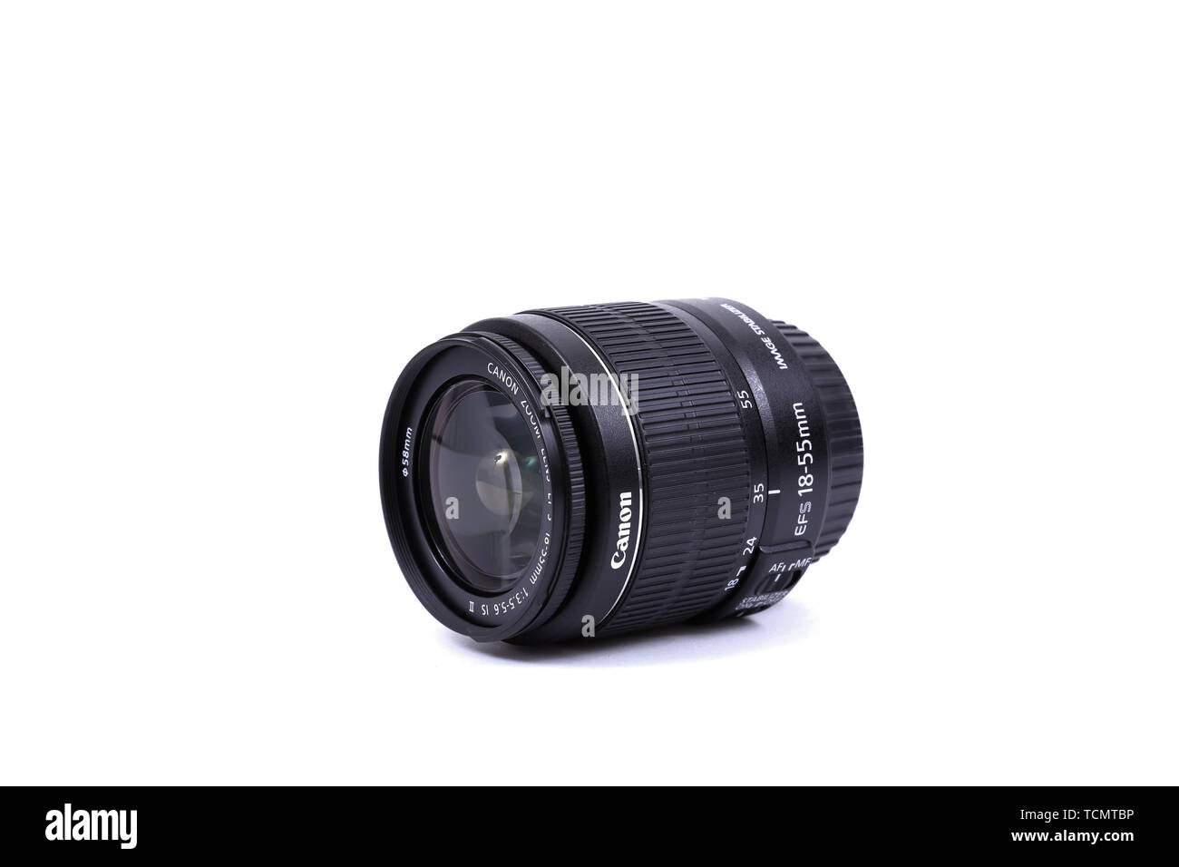 Kiev, UKRAINE - 28 février 2016 : Canon 18-55 mm f 3.5-5.6 EF-S est l'objectif de la STM. Canon Inc. est une société multinationale japonaise spécialisée dans l'homme Banque D'Images