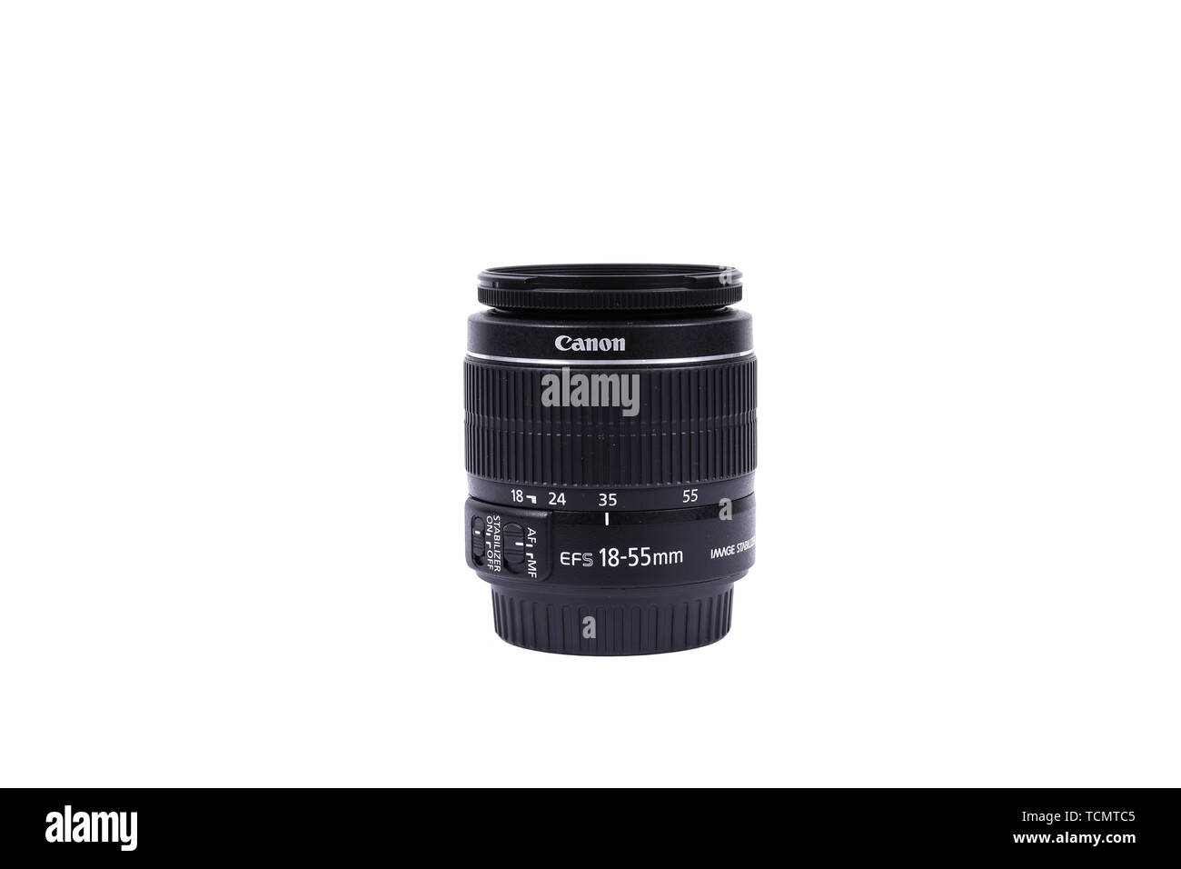 Kiev, UKRAINE - 28 février 2016 : Canon 18-55 mm f 3.5-5.6 EF-S est l'objectif de la STM. Canon Inc. est une société multinationale japonaise spécialisée dans l'homme Banque D'Images