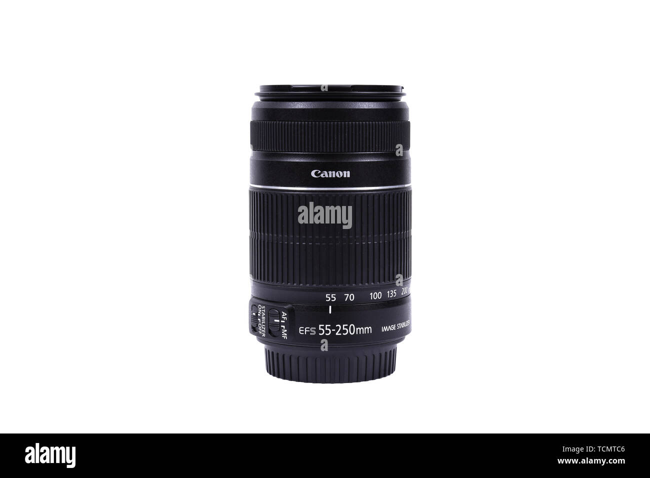 Kiev, UKRAINE - 28 février 2016 : Canon 55-250mm f 4.0-5.6 EF-S II EST L'objectif. Canon Inc. est une société multinationale japonaise spécialisée dans l'homme Banque D'Images