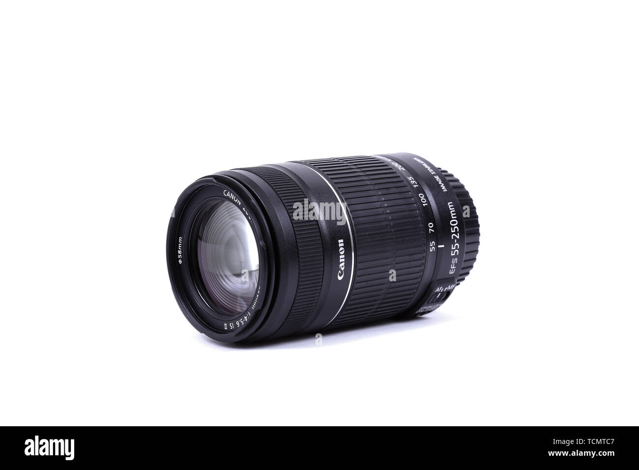 Kiev, UKRAINE - 28 février 2016 : Canon 55-250mm f 4.0-5.6 EF-S II EST L'objectif. Canon Inc. est une société multinationale japonaise spécialisée dans l'homme Banque D'Images