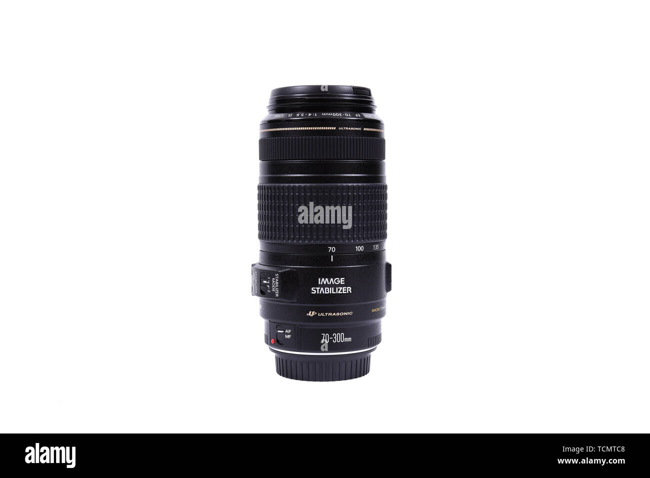 Kiev, UKRAINE - 28 février 2016 : Canon 70-300mm f 4.5-5.6 EF IS USM. Canon Inc. est une société multinationale japonaise spécialisée dans le manu Banque D'Images