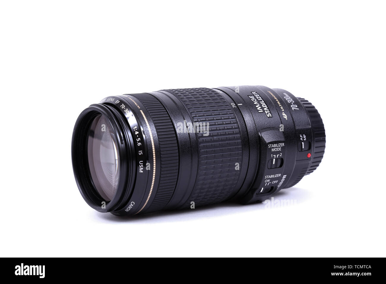 Kiev, UKRAINE - 28 février 2016 : Canon 70-300mm f 4.5-5.6 EF IS USM. Canon Inc. est une société multinationale japonaise spécialisée dans le manu Banque D'Images